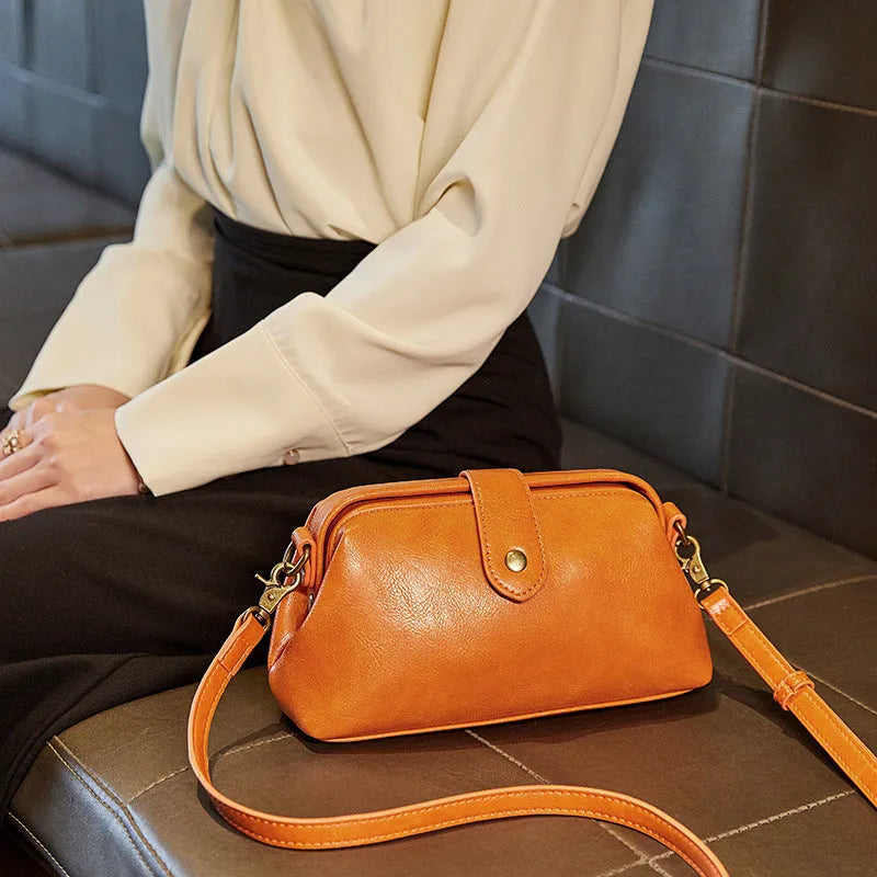 Trend retro women's messenger bag in PU with polyester lining, clamshell opening, Black or Brown, horizontal square shape