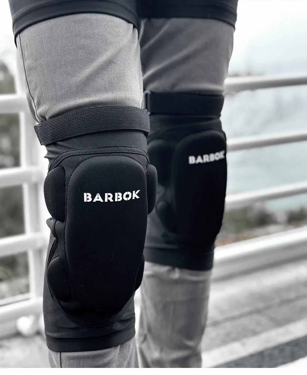 Black adult hip protection pad with NBR padding for skating and skiing safety.