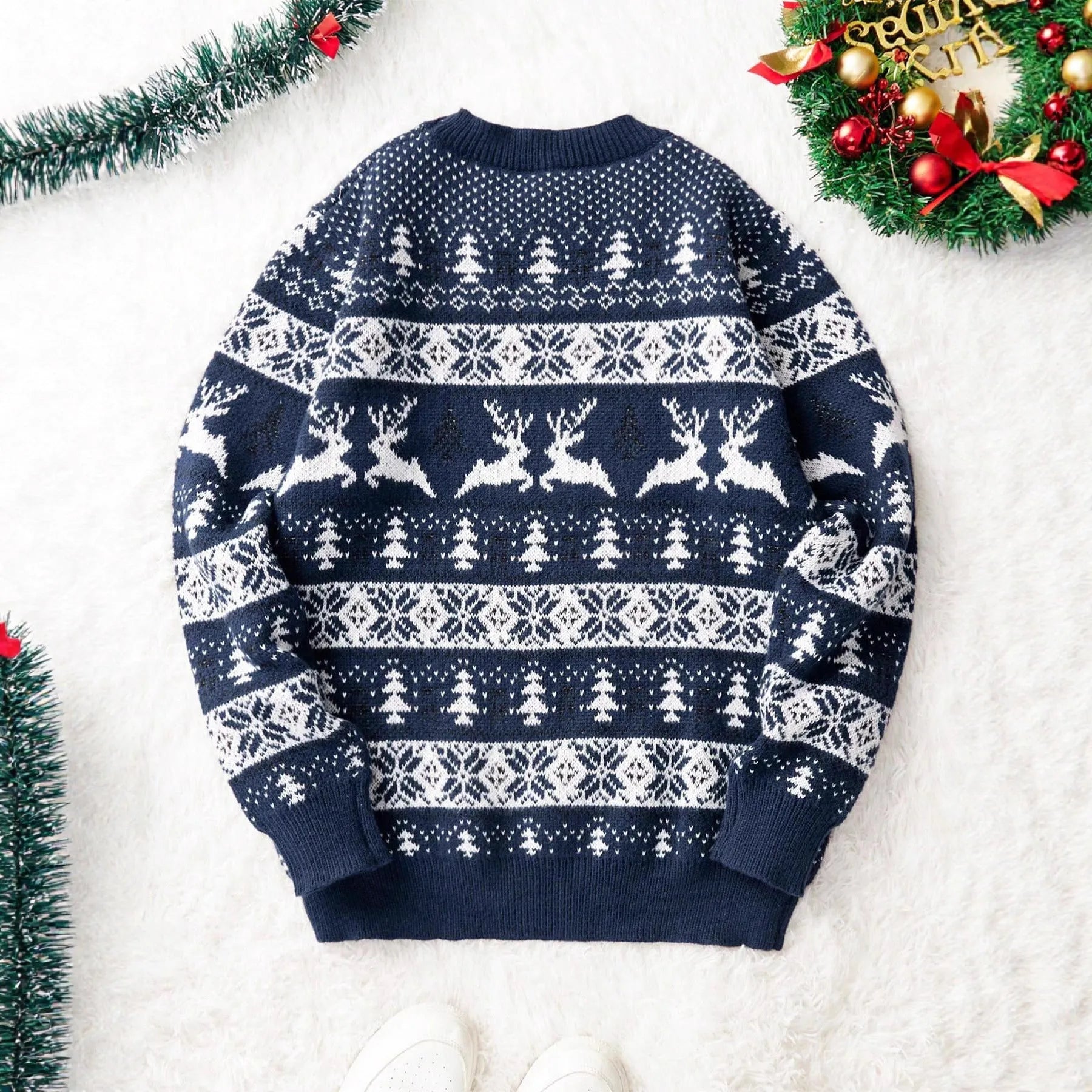 Men's loose jacquard Christmas sweater in red with round neck and long sleeves