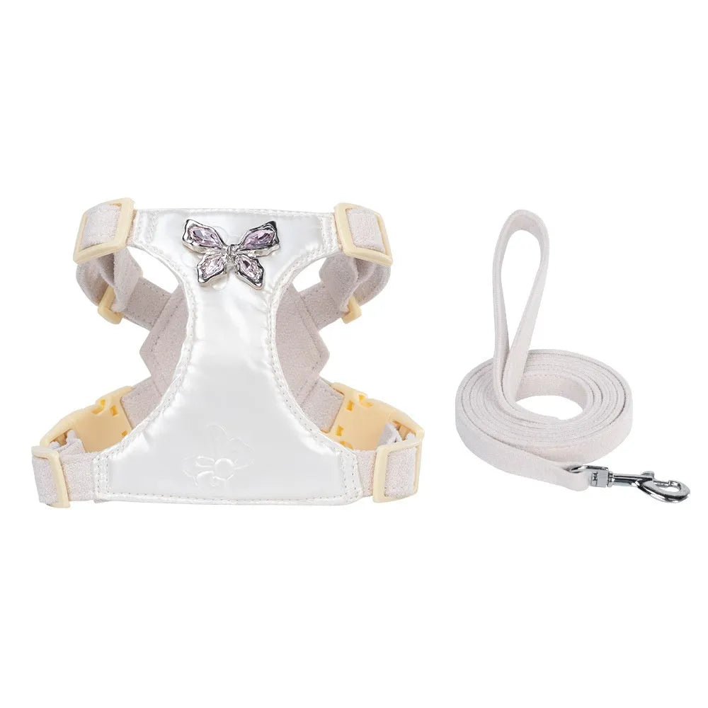 Small dog chest strap with metal butterfly hand-holding rope in mousse powder colour on a small dog