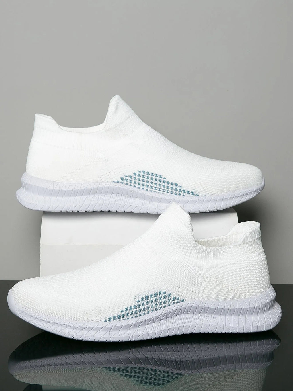 Popcorn Flyknit low-top casual sneaker in solid colour with round toe and fabric upper.