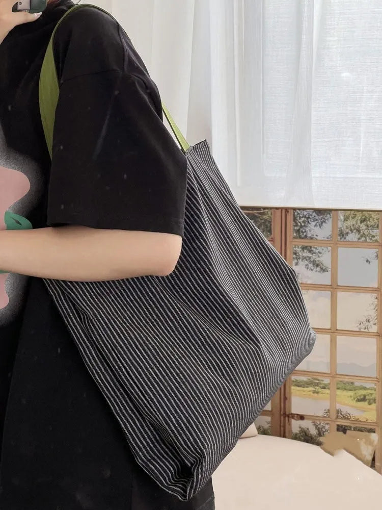 Canvas tote shoulder bag with plaid print design and shoulder strap
