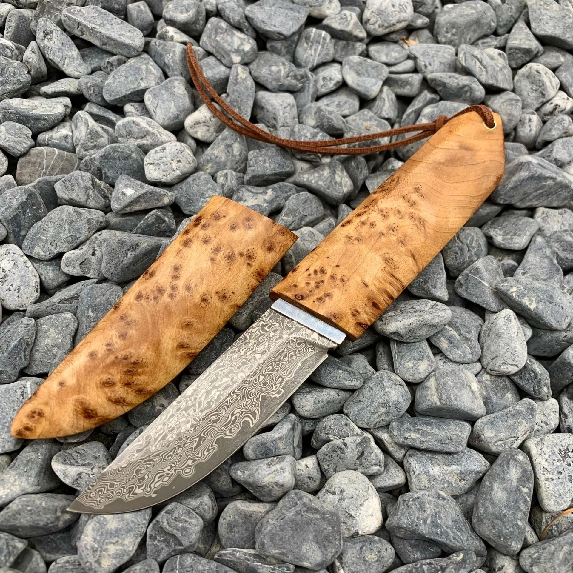 White Shadow Damascus steel camping short knife with Thuja wood handle, 18cm long.