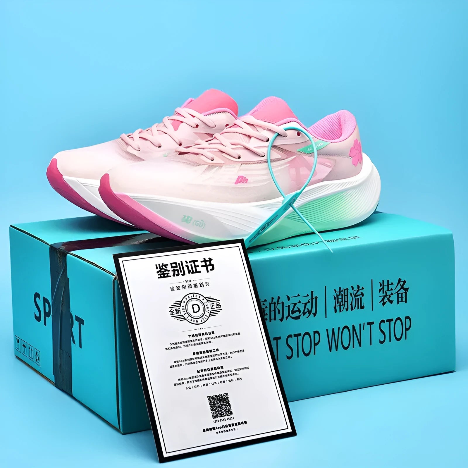 Low-top racing sneakers with carbon plate, lace-up front, and natural rubber sole in glacier colour.