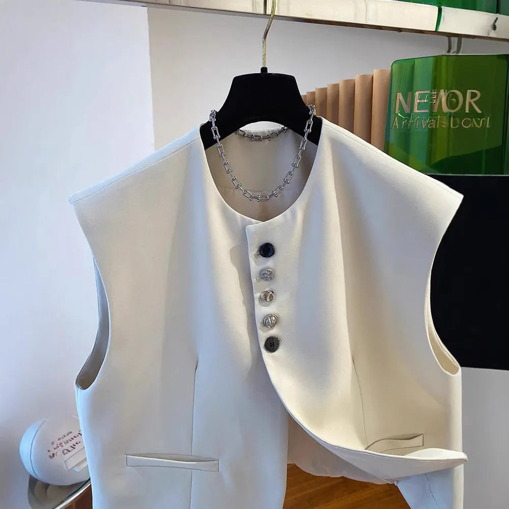 Beige loose-fitting short waistcoat dress with pockets on a mannequin