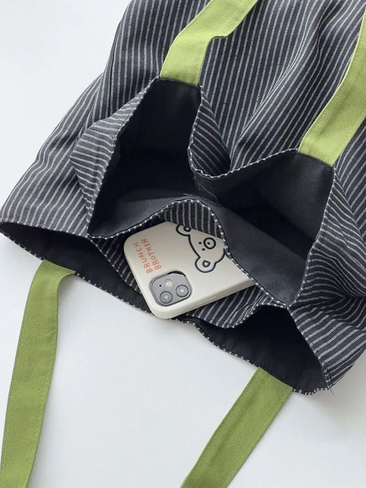 Canvas tote shoulder bag with plaid print design and shoulder strap