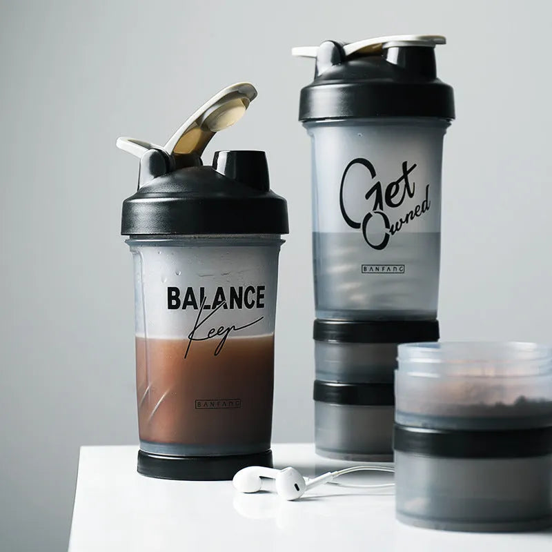 Plastic shake cup 500ml with lid, sealed and leak-proof for fitness and travel use, white and blue style