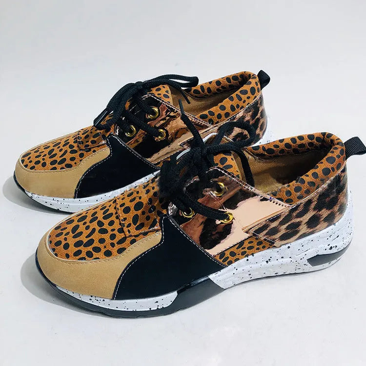 Women's casual wedge sneakers in suede with a round toe and 3-5cm heel on a lightweight sole.