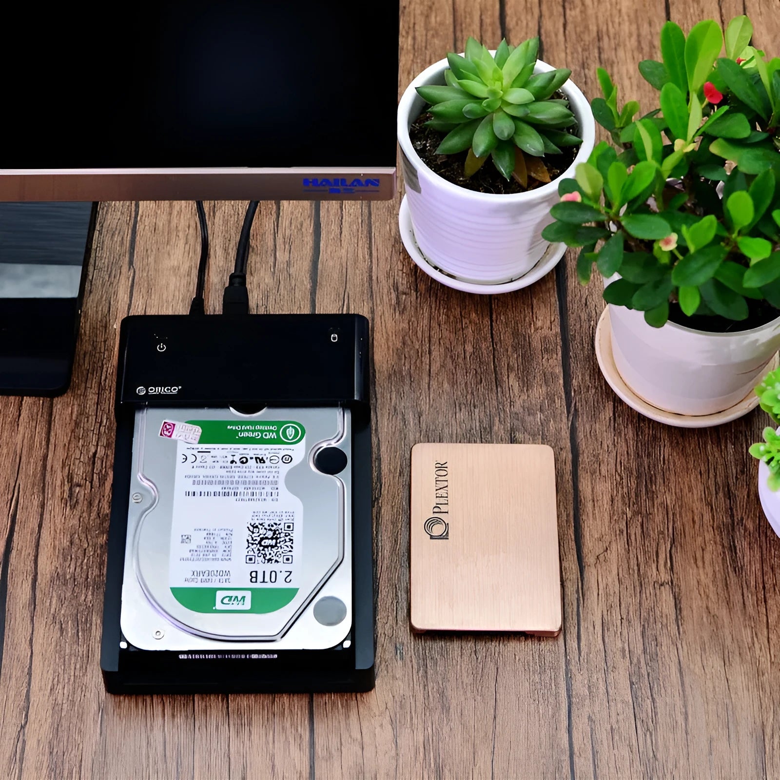 Black ABS plastic hard drive enclosure for 2.5 and 3.5 inch SATA drives with data cable