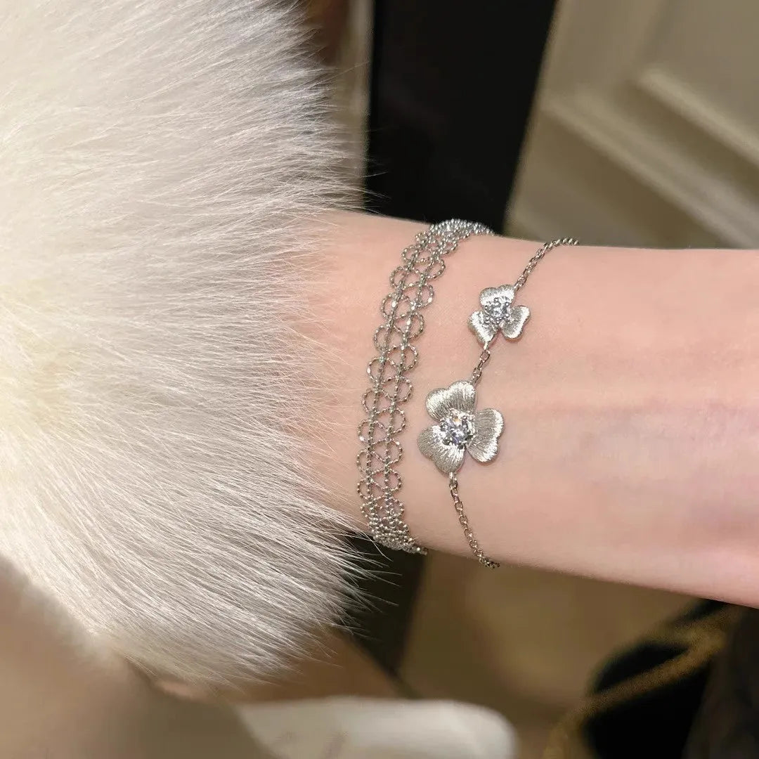 Gold-feeling brushed clover bracelet for women in retro flower shape, yellow gold or silver electroplated finish