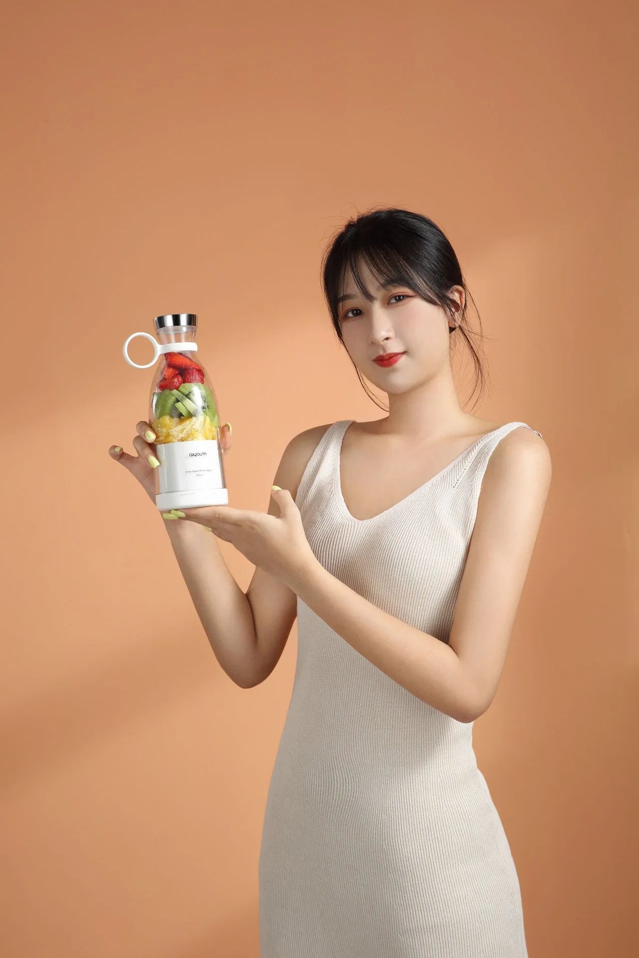 Handheld portable USB mini juicer in pink with four cutter head system for fresh juice extraction