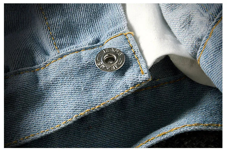 Loose fit blue denim jacket with lapel collar, single-breasted front, long sleeves and multiple pockets