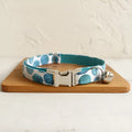 Blue printed polyester cat collar with lock closure, available in sizes S and L for daily decoration.