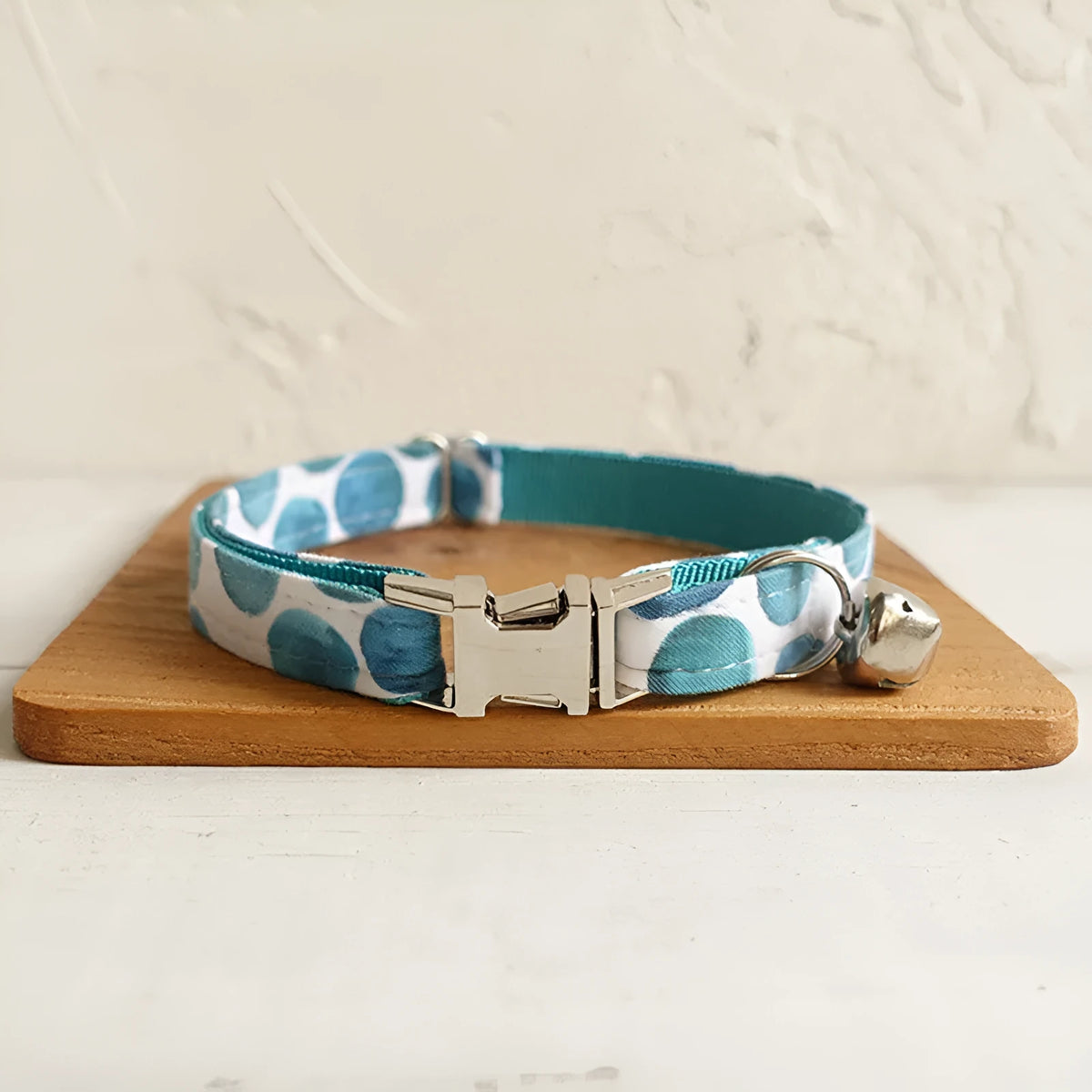 Blue printed polyester cat collar with lock closure, available in sizes S and L for daily decoration.