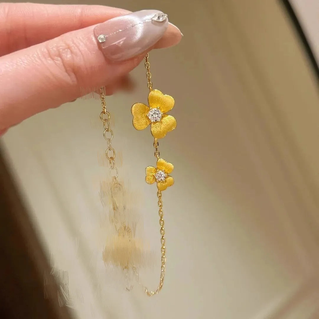 Gold-feeling brushed clover bracelet for women in retro flower shape, yellow gold or silver electroplated finish