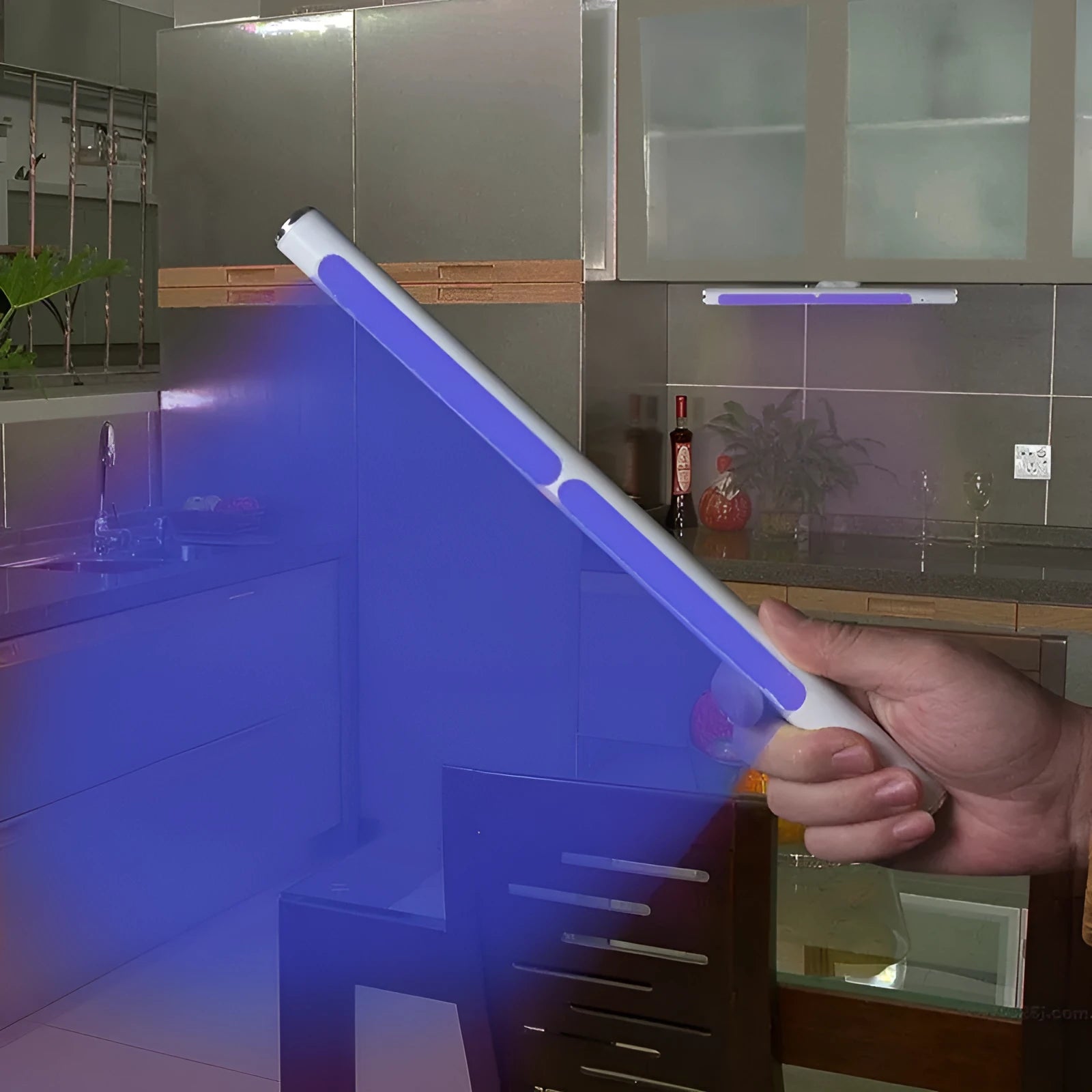 Silver handheld UV disinfection stick with PC and aluminium tube, 20x300mm dimensions, USB rechargeable