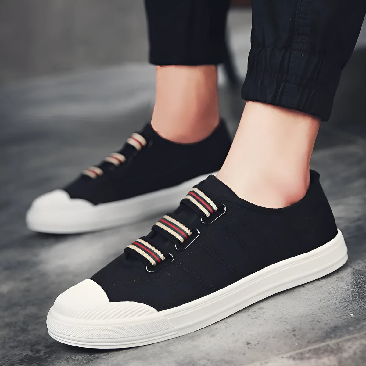 Men's low top canvas casual shoes with rubber sole in black, red or white, sizes 38-44