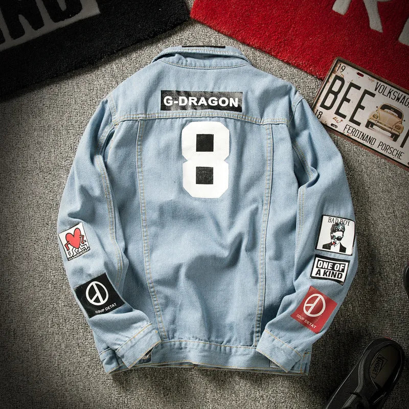 Loose fit blue denim jacket with lapel collar, single-breasted front, long sleeves and multiple pockets