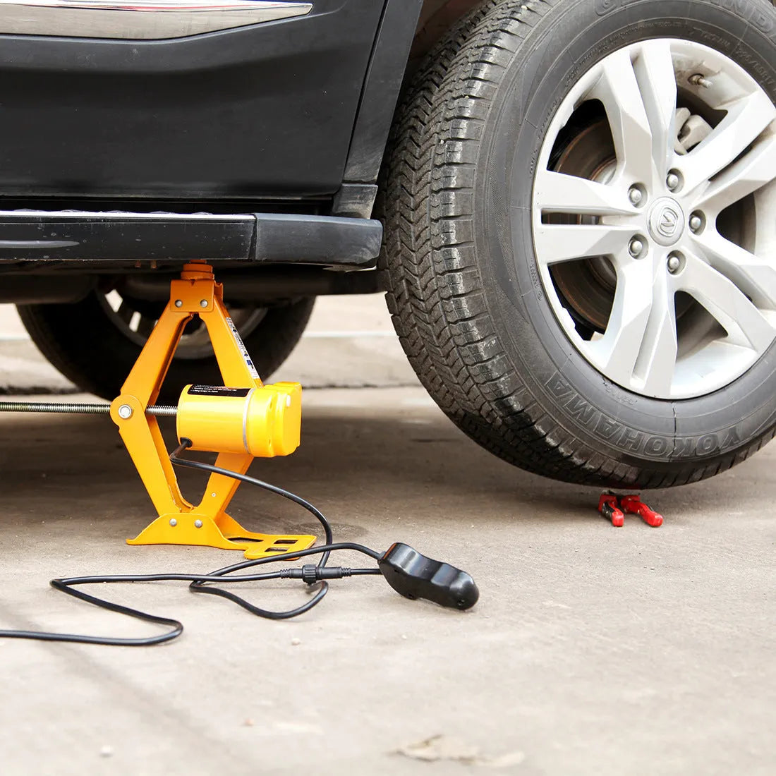 Vehicle-mounted electric hydraulic jack maintenance kit with 2-tonne capacity.