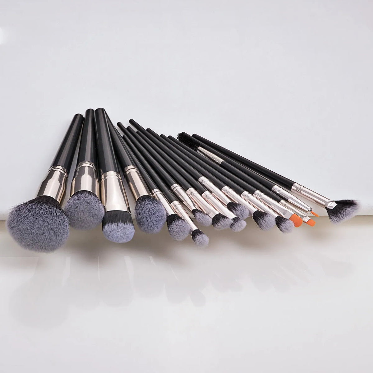 16-piece makeup brush set with foundation and eye brushes, man-made fibre bristles, 19cm plastic handles