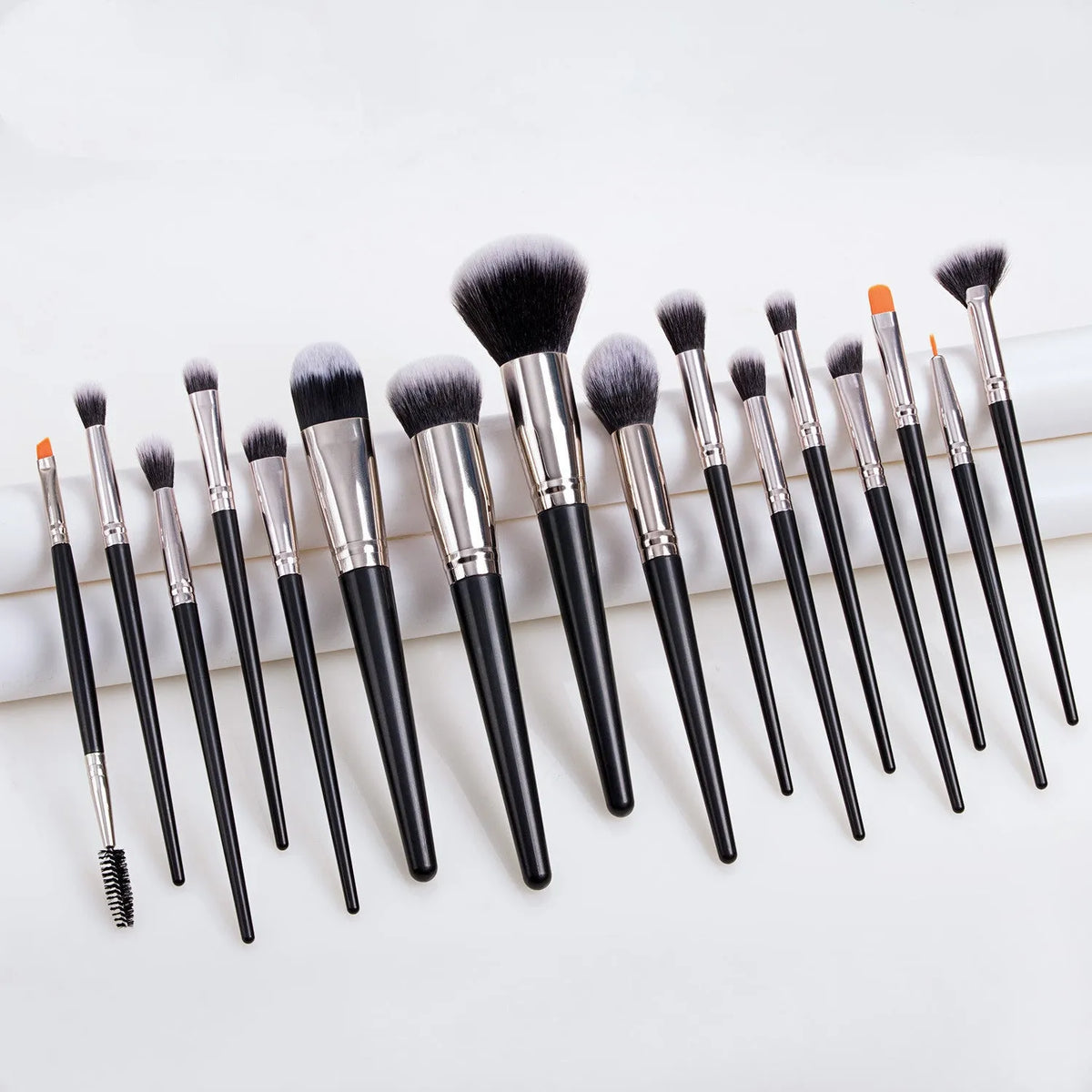 16-piece makeup brush set with foundation and eye brushes, man-made fibre bristles, 19cm plastic handles