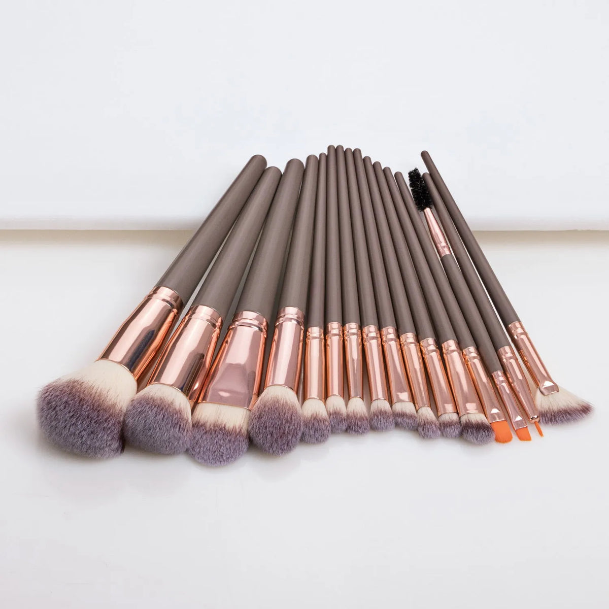 16-piece makeup brush set with foundation and eye brushes, man-made fibre bristles, 19cm plastic handles