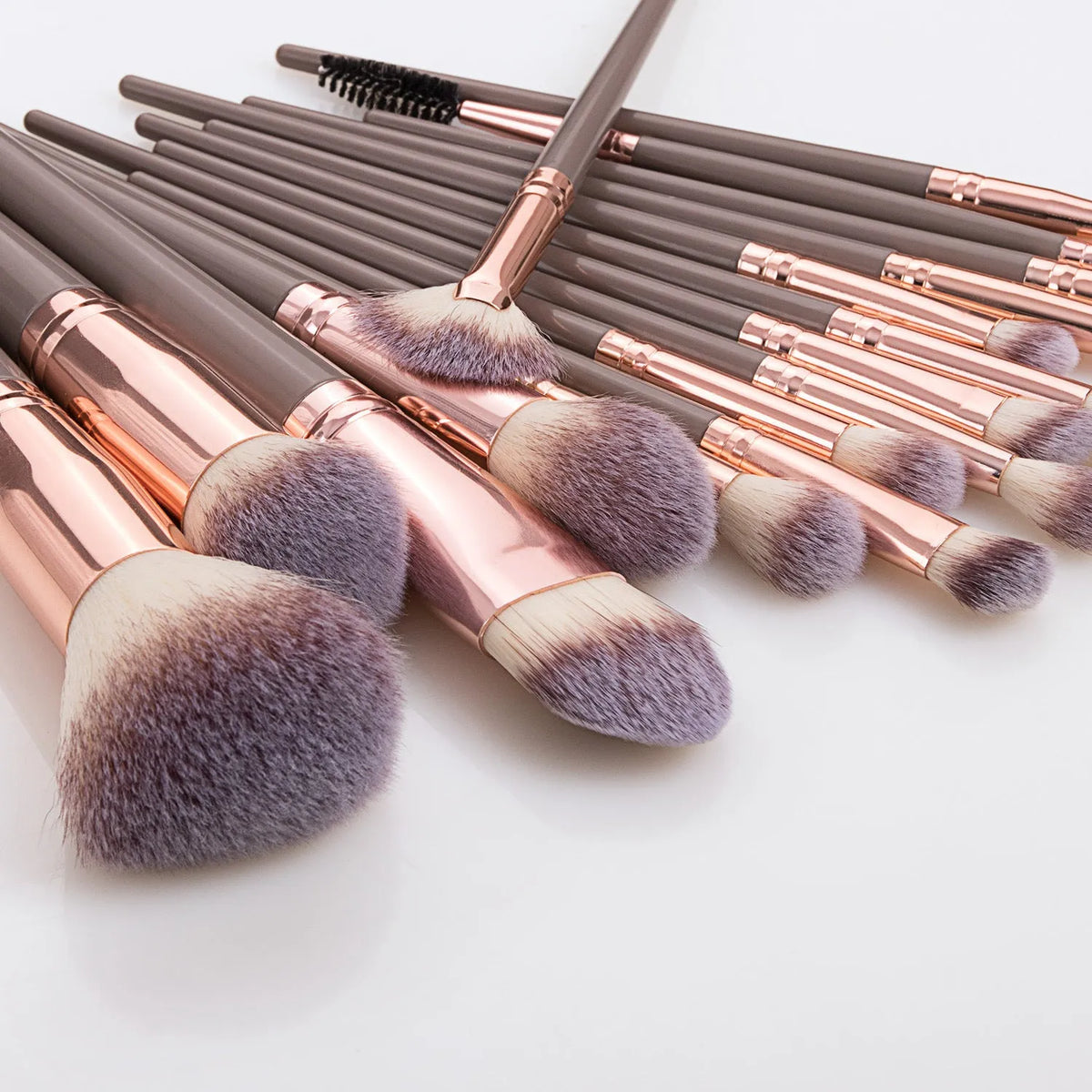 16-piece makeup brush set with foundation and eye brushes, man-made fibre bristles, 19cm plastic handles