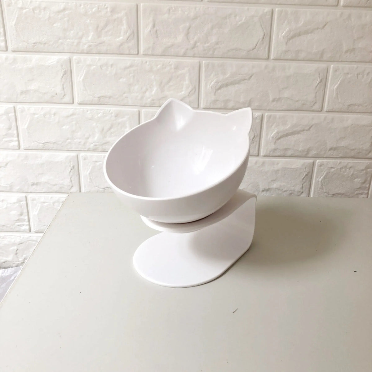 Inclined transparent single cat bowl with 13cm diameter PC plastic mouth and beige ABS plastic base