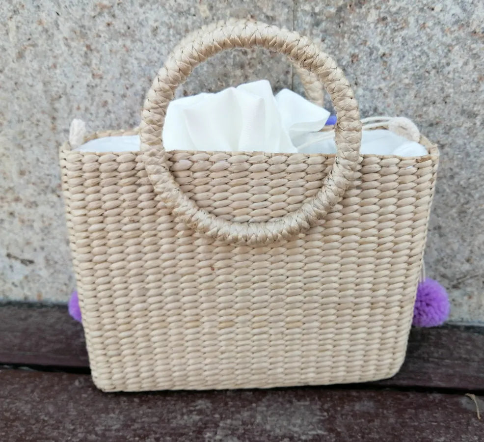 Women's straw handbag with hydrangea letter embroidery, drawstring closure, horizontal square shape, photo colour, no straps