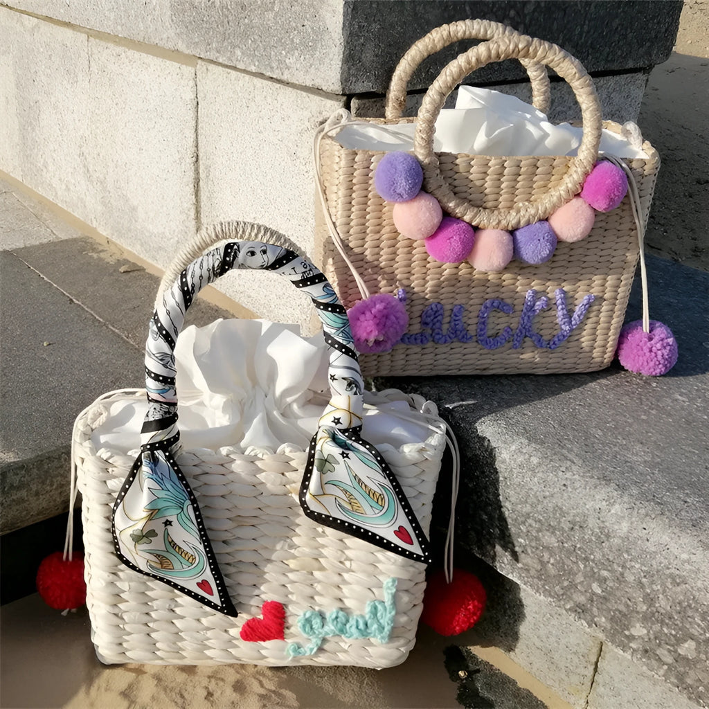 Women's straw handbag with hydrangea letter embroidery, drawstring closure, horizontal square shape, photo colour, no straps