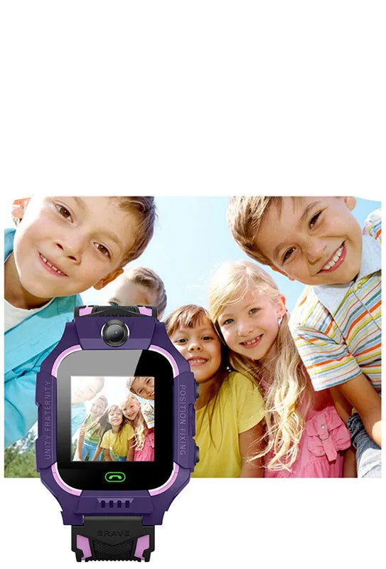 Z6 Q19 children's smartwatch in green showing touch screen and wrist strap
