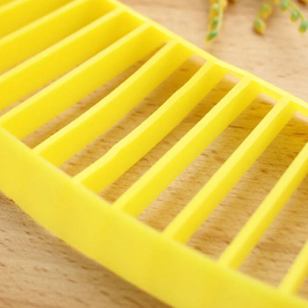 Yellow banana cutter made from food grade PP, approx. 25 x 7 x 1.4 cm, for slicing a whole banana in one motion