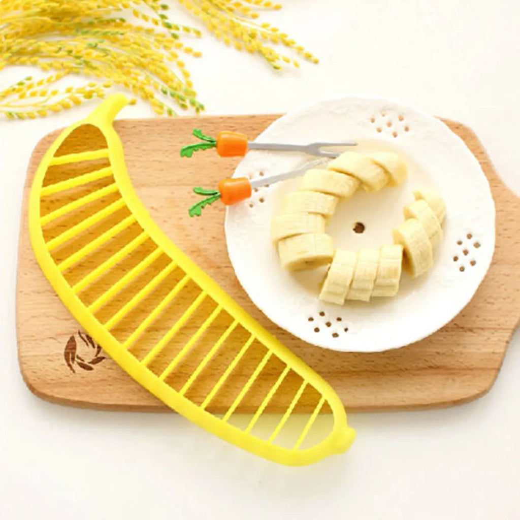 Yellow banana cutter made from food grade PP, approx. 25 x 7 x 1.4 cm, for slicing a whole banana in one motion