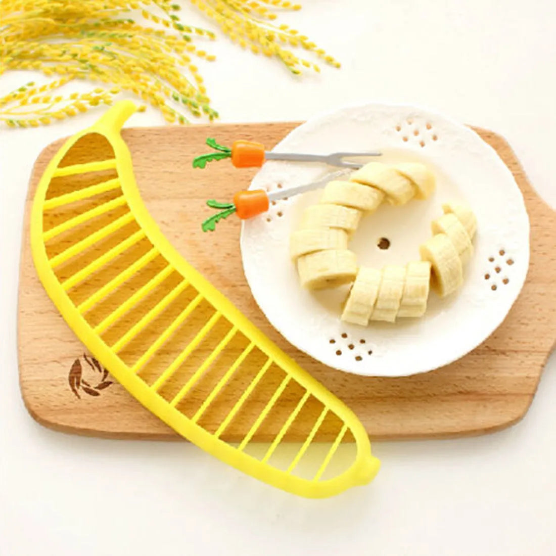 Yellow banana cutter made from food grade PP, approx. 25 x 7 x 1.4 cm, for slicing a whole banana in one motion