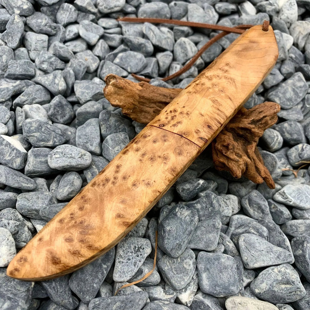 White Shadow Damascus steel camping short knife with Thuja wood handle, 18cm long.
