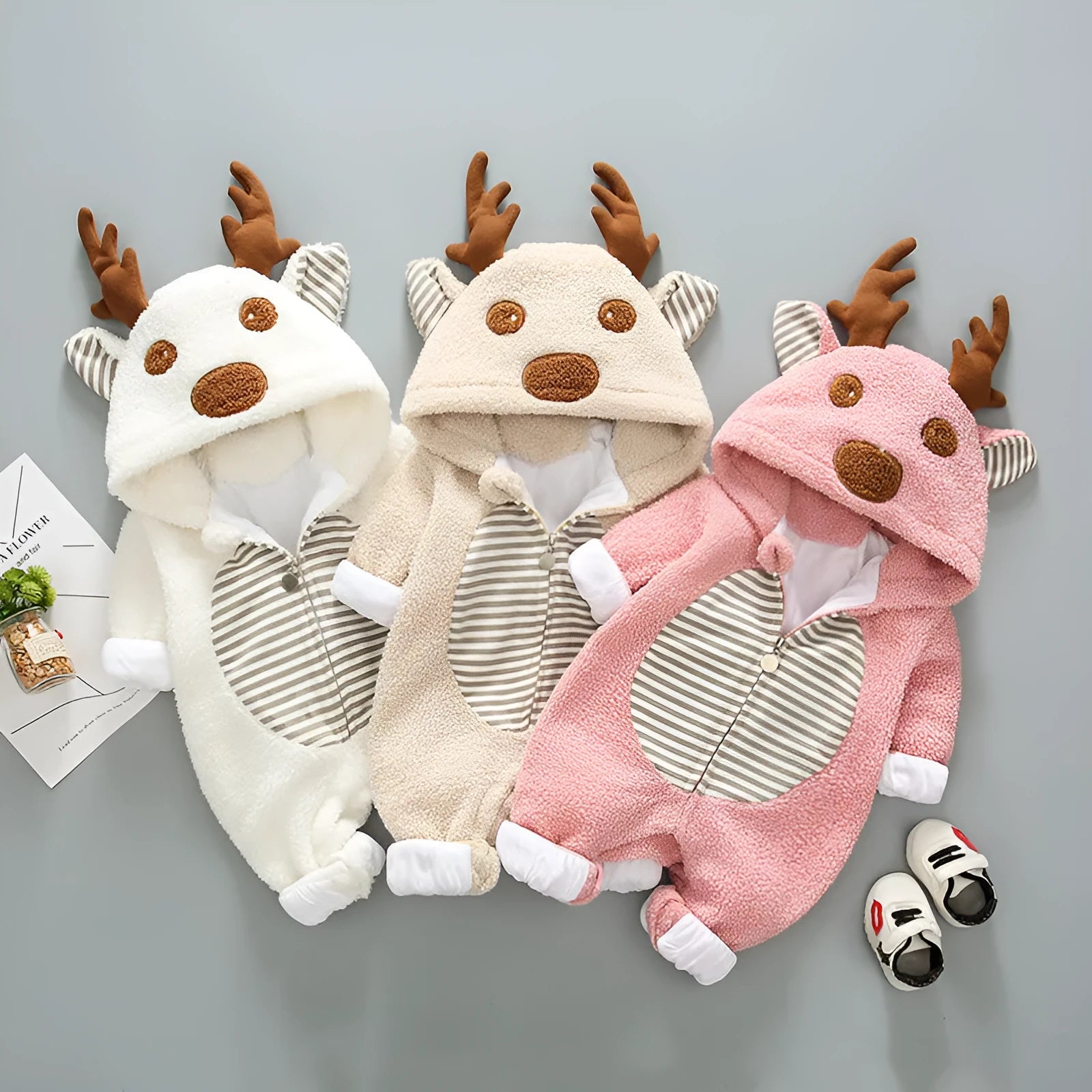 Baby romper in 100% cotton with long sleeves and lace-up strap closure in khaki colour