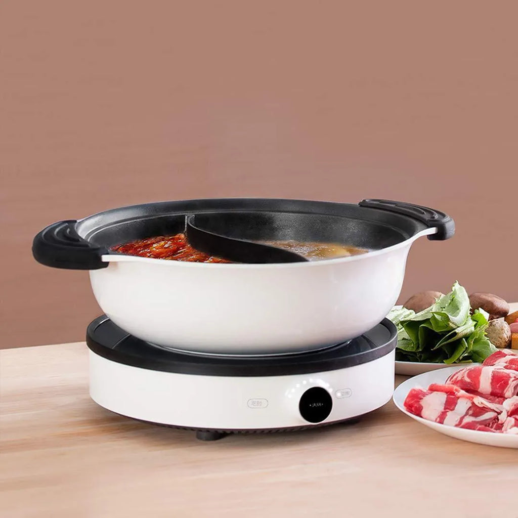 White aluminium alloy two-flavor hot pot with integrated casting and clear glass lid
