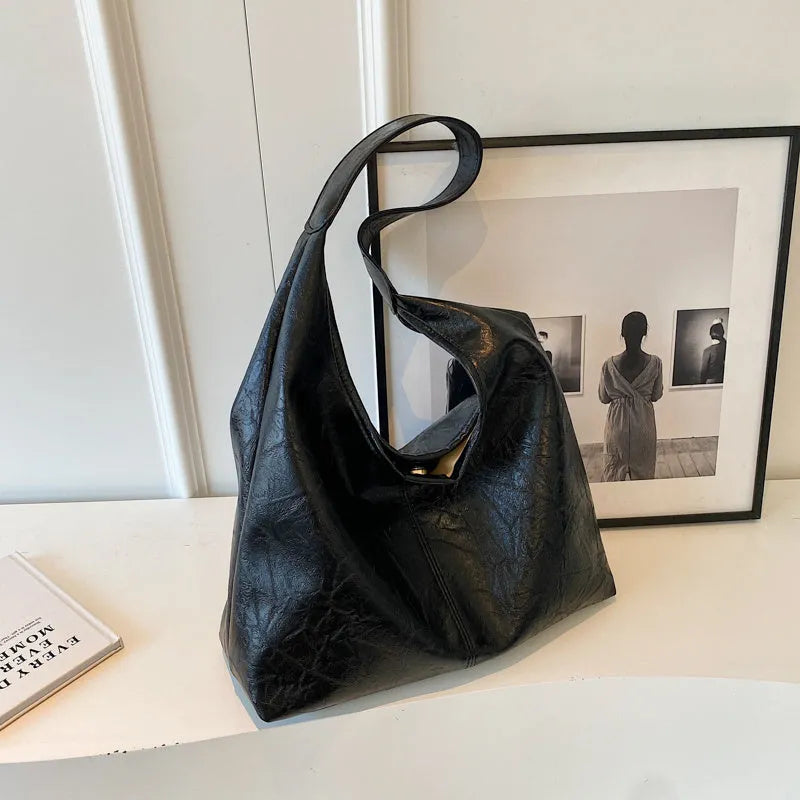 Casual soft PU leather large shoulder bag in street trend style with sandwich pockets.