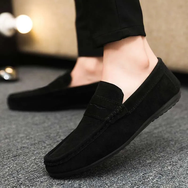 Men's Gommino Korean slip-on loafers in black with grape particle texture detail and rubber sole