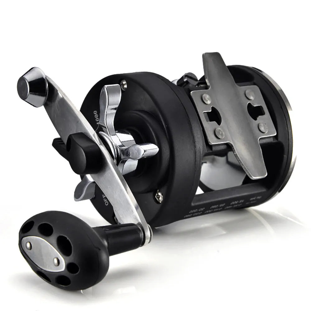 Black right-hand trolling fishing reel for saltwater, metal body, 3.8:1 gear ratio, star drag, 8.2 x 9.2cm