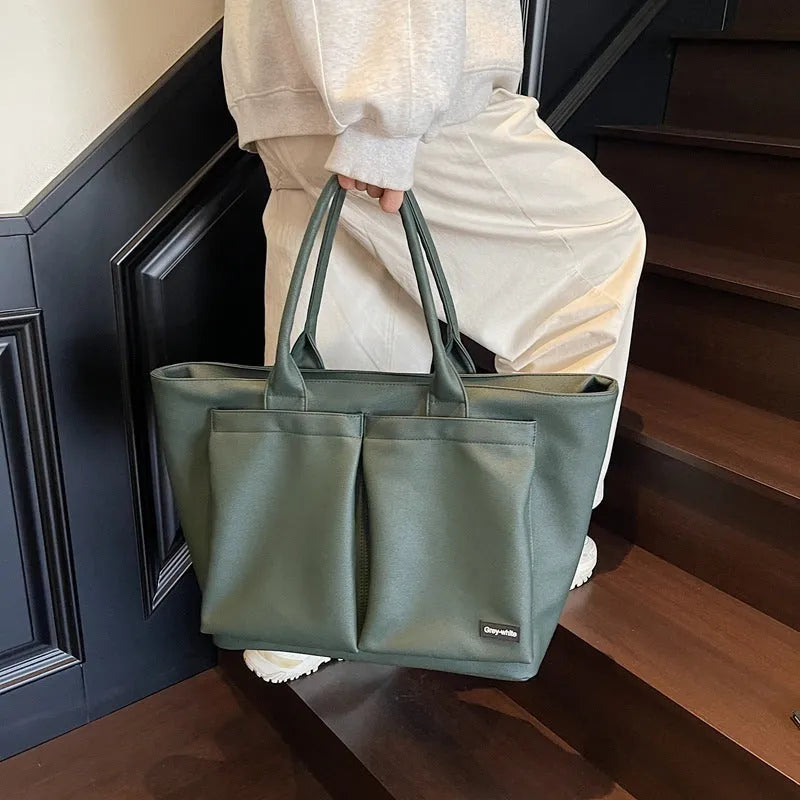 Sporty simplicity shoulder bag in solid colour with expandable 20-35L capacity
