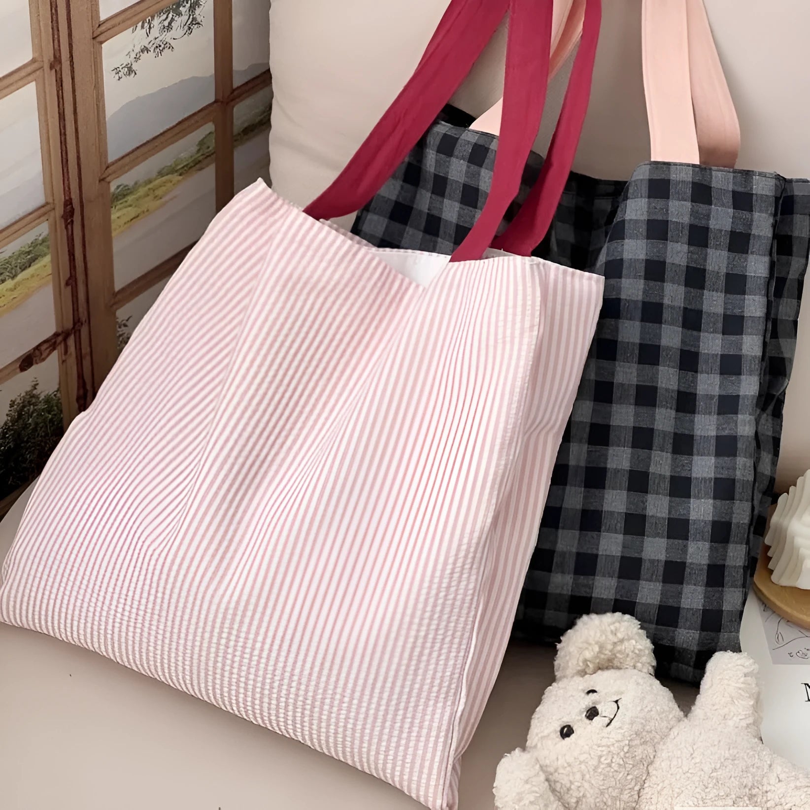 Canvas tote shoulder bag with plaid print design and shoulder strap