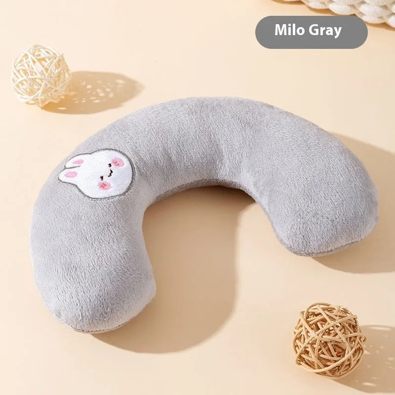 Cat U-shape pillow with wooden frame in Lomi Brown colour on a light background