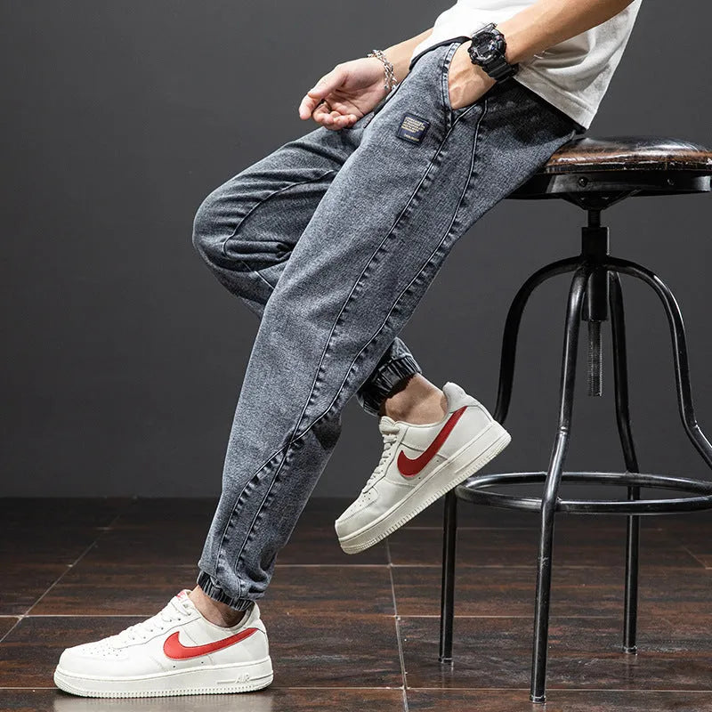 Men's straight leg cargo casual jeans in cotton, showing Korean style and skinny open leg.