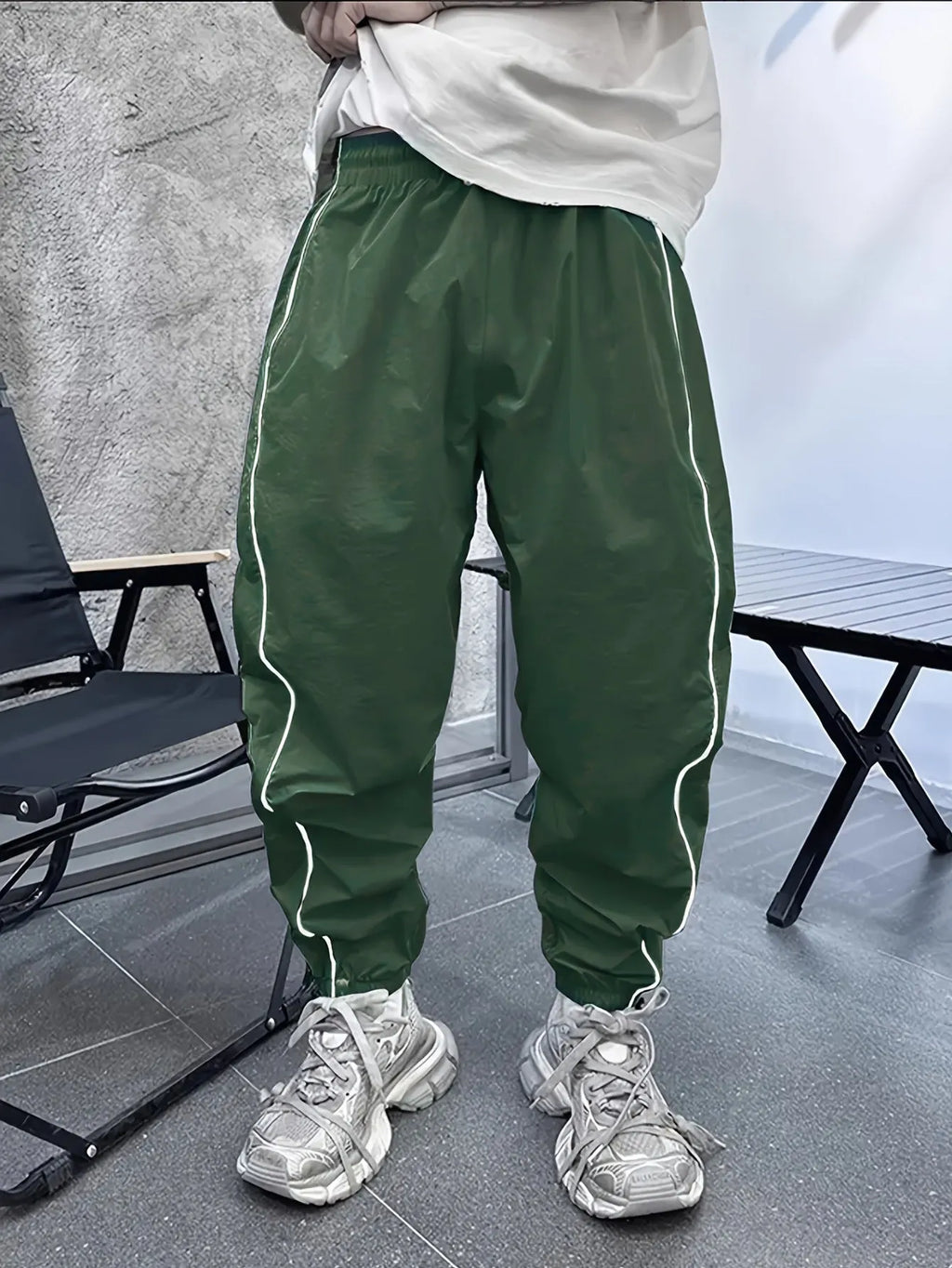 Men's loose-fit casual cropped trousers in bamboo fibre, shown in Army Green colour.