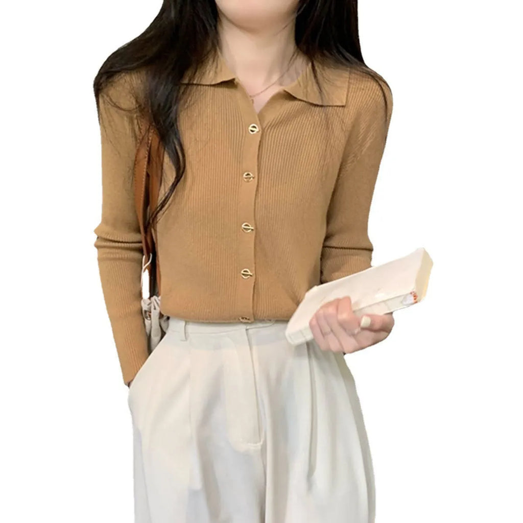 Gentle long-sleeved knitted cardigan in viscose fibre, loose fitting with regular sleeves