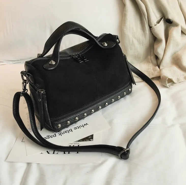 Casual large tote shoulder bag for women in soft PU leather, black colour, smooth zipper, high-quality hardware