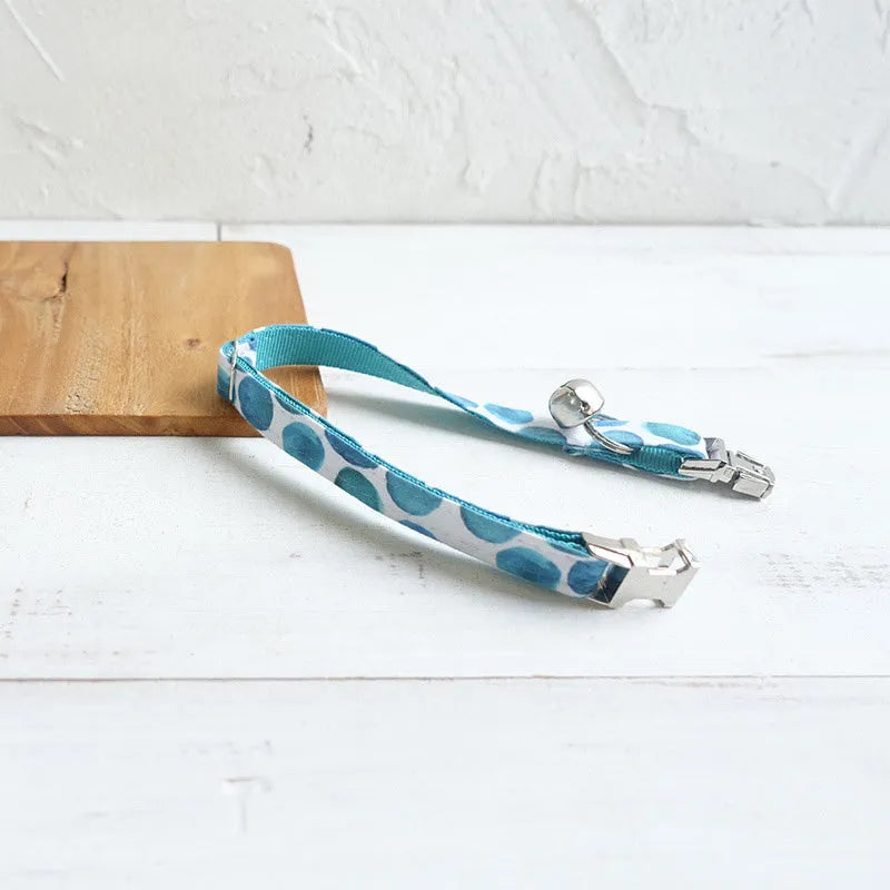 Blue printed polyester cat collar with lock closure, available in sizes S and L for daily decoration.