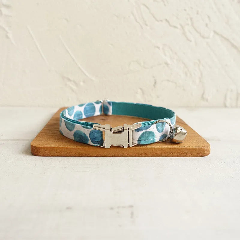 Blue printed polyester cat collar with lock closure, available in sizes S and L for daily decoration.