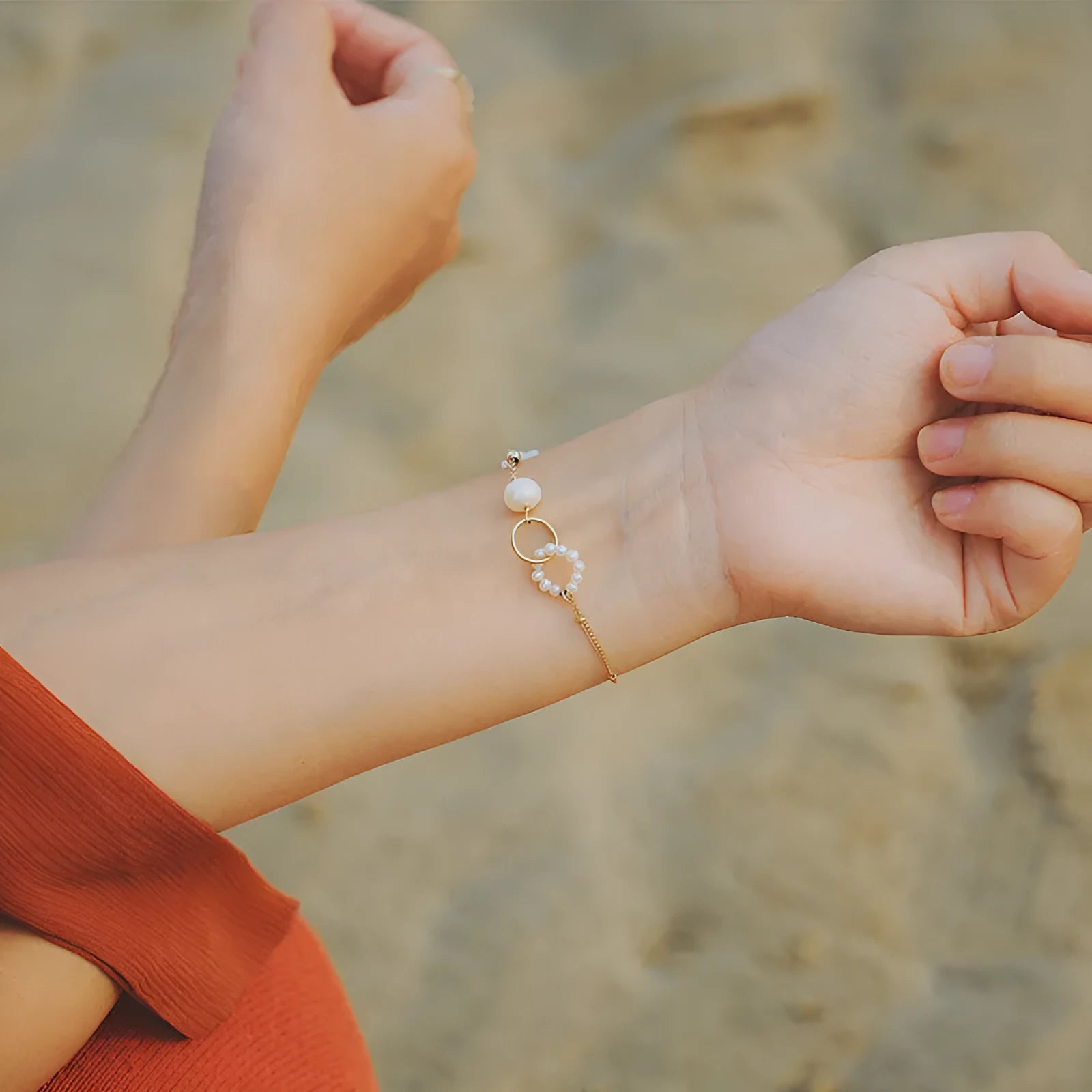 Women's natural pearl bracelet with a gold-plated chain and setting